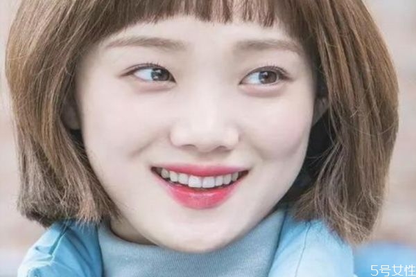 女生涂口紅接吻不尷尬嗎 女生涂口紅接吻怎么辦 女生涂口紅接吻不尷尬嗎 女生涂口紅接吻怎么辦