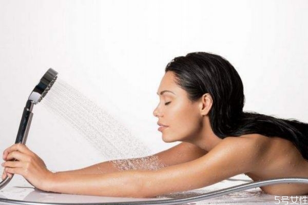 冷水洗澡會發(fā)燒嗎 冷水洗澡的禁忌 冷水洗澡會發(fā)燒嗎 冷水洗澡的禁忌