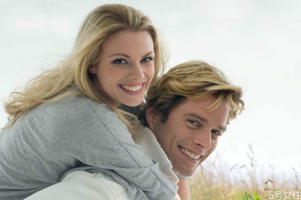 為什么說戀愛中女生是白癡 戀愛中女生是白癡嗎 為什么說戀愛中女生是白癡 戀愛中女生是白癡嗎