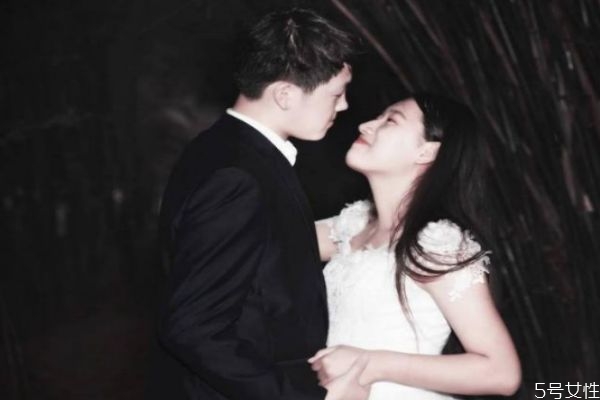 女生摸男生頭象征什么 女生摸男生頭發(fā)的含義 女生摸男生頭象征什么 女生摸男生頭發(fā)的含義