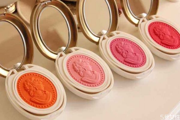 冬天適合什么顏色腮紅 冬季腮紅選這些 冬天適合什么顏色腮紅 冬季腮紅選這些