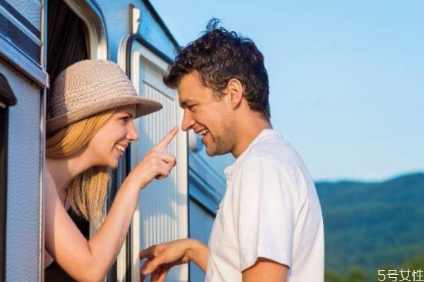 男朋友愛撒嬌說(shuō)明什么 有個(gè)會(huì)撒嬌的男友是種什么體驗(yàn)