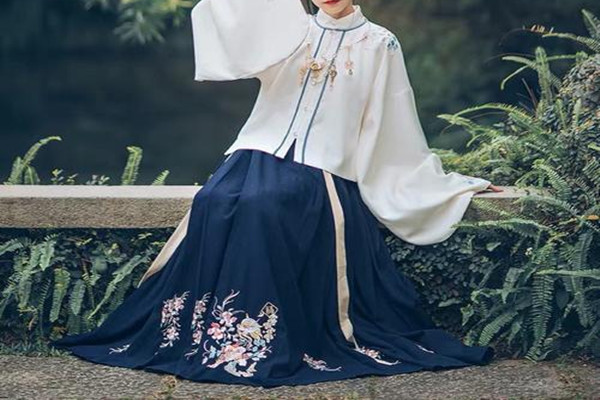 馬面裙為什么那么貴 馬面裙的價(jià)格是多少 馬面裙為什么那么貴 馬面裙的價(jià)格是多少