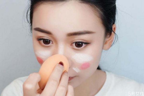 上隔離美妝蛋要打濕嗎 美妝蛋涂隔離需要打濕嗎 上隔離美妝蛋要打濕嗎 美妝蛋涂隔離需要打濕嗎