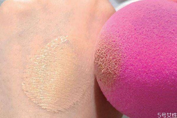 上隔離美妝蛋要打濕嗎 美妝蛋涂隔離需要打濕嗎 上隔離美妝蛋要打濕嗎 美妝蛋涂隔離需要打濕嗎