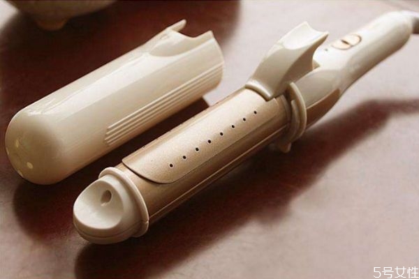 卷發(fā)棒怎么用不傷頭發(fā) 經(jīng)常用卷發(fā)棒的危害 卷發(fā)棒怎么用不傷頭發(fā) 經(jīng)常用卷發(fā)棒的危害