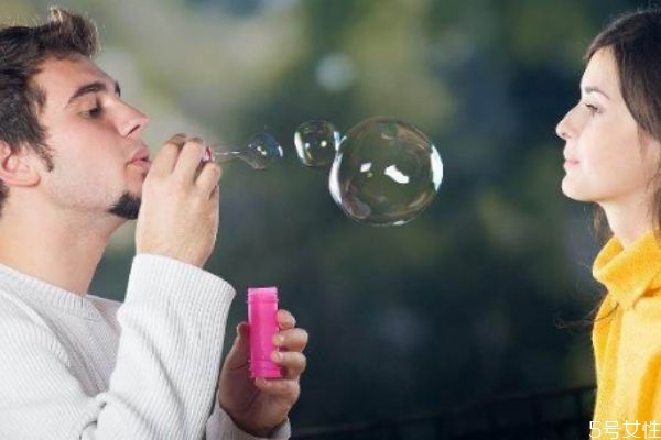 男朋友愛撒嬌說(shuō)明什么 有個(gè)會(huì)撒嬌的男友是種什么體驗(yàn)