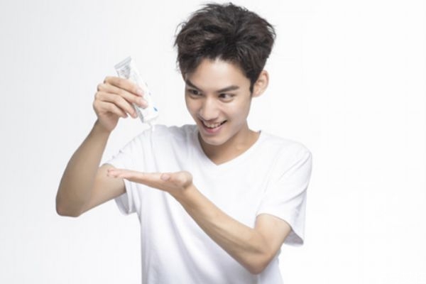 男士乳液和女士乳液有什么區(qū)別 男士乳液的作用及用法 男士乳液和女士乳液有什么區(qū)別 男士乳液的作用及用法