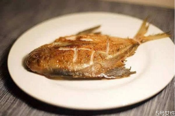 為什么煎魚會(huì)粘鍋 造成煎魚粘鍋的原因