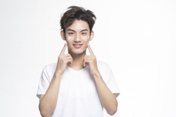 男士乳液和女士乳液有什么區(qū)別 男士乳液的作用及用法 男士乳液和女士乳液有什么區(qū)別 男士乳液的作用及用法