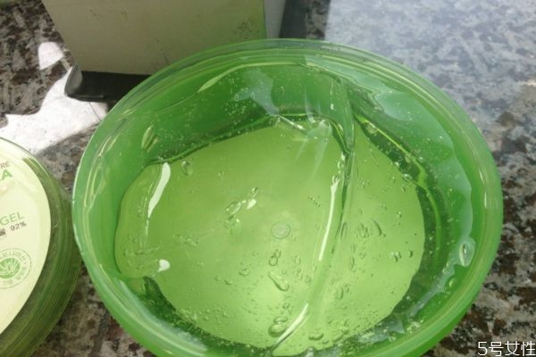 蘆薈膠可以去黑眼圈嗎 蘆薈膠有淡化黑眼圈的作用嗎 蘆薈膠可以去黑眼圈嗎 蘆薈膠有淡化黑眼圈的作用嗎