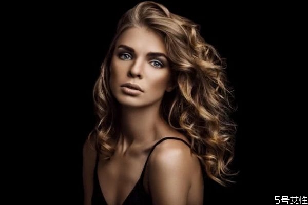 假發(fā)不戴時應(yīng)該怎么放 假發(fā)分叉了怎么辦 假發(fā)不戴時應(yīng)該怎么放 假發(fā)分叉了怎么辦