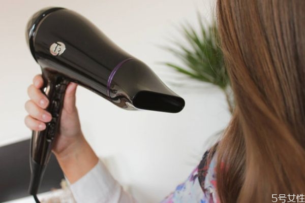 假發(fā)可以噴啫喱水嗎 假發(fā)可以用發(fā)蠟嗎 假發(fā)可以噴啫喱水嗎 假發(fā)可以用發(fā)蠟嗎