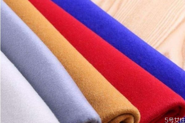 羊毛和綿羊毛的大衣哪個(gè)好 綿羊毛和羊毛大衣的區(qū)別 羊毛和綿羊毛的大衣哪個(gè)好 綿羊毛和羊毛大衣的區(qū)別