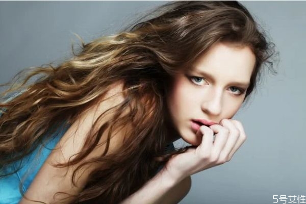 假發(fā)不戴時應(yīng)該怎么放 假發(fā)分叉了怎么辦 假發(fā)不戴時應(yīng)該怎么放 假發(fā)分叉了怎么辦