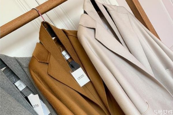 羊毛和綿羊毛的大衣哪個(gè)好 綿羊毛和羊毛大衣的區(qū)別 羊毛和綿羊毛的大衣哪個(gè)好 綿羊毛和羊毛大衣的區(qū)別