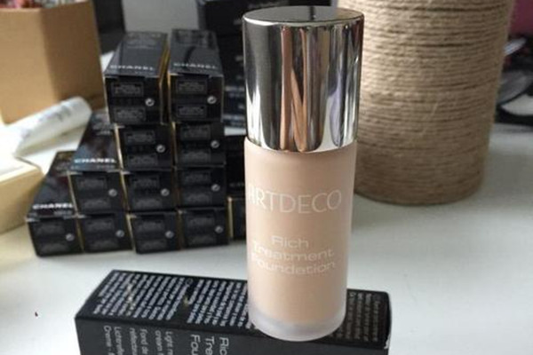 雅蔻粉底霜適合什么膚質(zhì) 雅蔻粉底霜卡粉嗎 雅蔻粉底霜適合什么膚質(zhì) 雅蔻粉底霜卡粉嗎