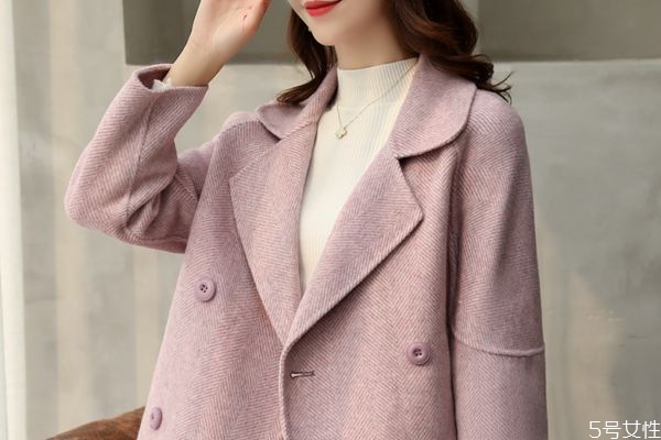 毛呢大衣可以用蒸汽熨燙嗎 毛呢大衣怎么洗 毛呢大衣可以用蒸汽熨燙嗎 毛呢大衣怎么洗