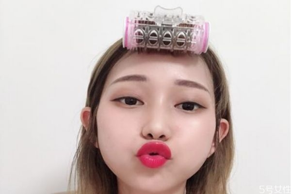 卷發(fā)筒應(yīng)該怎么用 卷發(fā)筒的使用方法 卷發(fā)筒應(yīng)該怎么用 卷發(fā)筒的使用方法