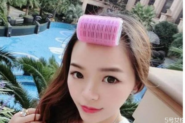 卷發(fā)筒應(yīng)該怎么用 卷發(fā)筒的使用方法 卷發(fā)筒應(yīng)該怎么用 卷發(fā)筒的使用方法