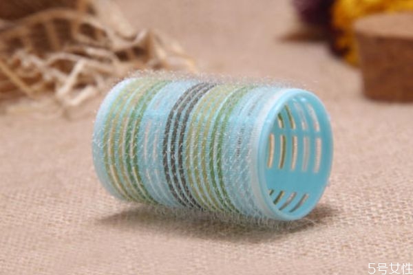 卷發(fā)筒應(yīng)該怎么用 卷發(fā)筒的使用方法 卷發(fā)筒應(yīng)該怎么用 卷發(fā)筒的使用方法