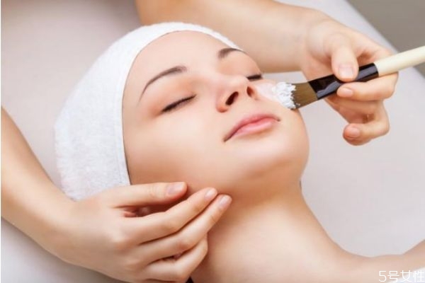 擠痘痘后可以洗臉嗎 擠完痘痘拿什么消炎 擠痘痘后可以洗臉嗎 擠完痘痘拿什么消炎