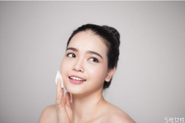 擠痘痘后可以洗臉嗎 擠完痘痘拿什么消炎 擠痘痘后可以洗臉嗎 擠完痘痘拿什么消炎