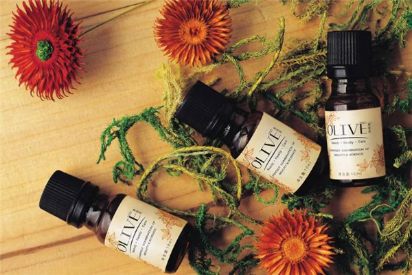 豐胸精油是什么成分 豐胸精油一定要按摩嗎 豐胸精油是什么成分 豐胸精油一定要按摩嗎