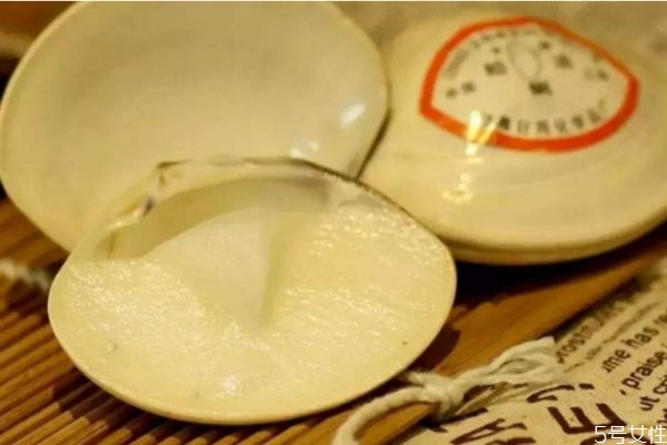 蛤蜊油的功效 使用蛤蜊油的好處 蛤蜊油的功效 使用蛤蜊油的好處