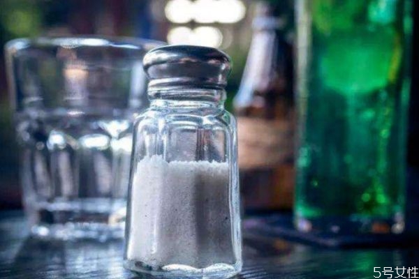 喝鹽水會(huì)減肥嗎 喝鹽水減肥有效果嗎 喝鹽水會(huì)減肥嗎 喝鹽水減肥有效果嗎