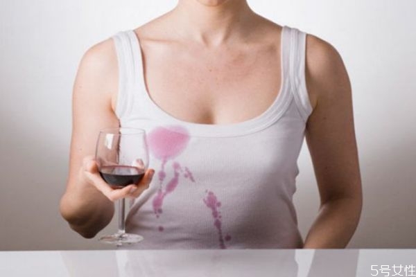 可樂弄到白衣服上怎么辦 可樂弄到白衣服上解決的方法 可樂弄到白衣服上怎么辦 可樂弄到白衣服上解決的方法