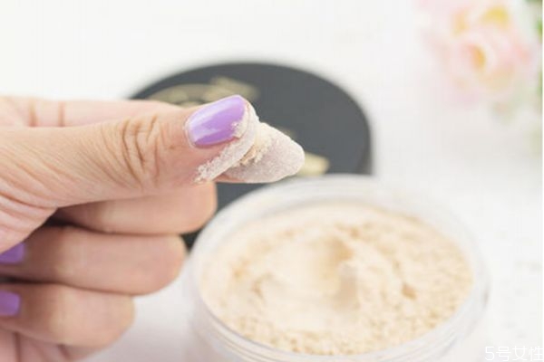 蜜粉怎么用才不浮粉 使用蜜粉不浮粉的方法 蜜粉怎么用才不浮粉 使用蜜粉不浮粉的方法
