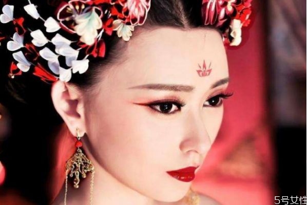 額頭妝怎么畫 畫額頭妝的方法 額頭妝怎么畫 畫額頭妝的方法