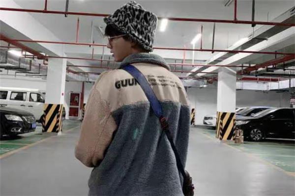 羊羔毛外套配什么帽子好看 羊羔毛外套配什么帽子好看