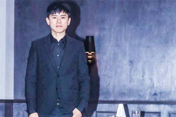 方臉男生適合什么發(fā)型 方臉男生適合什么發(fā)型