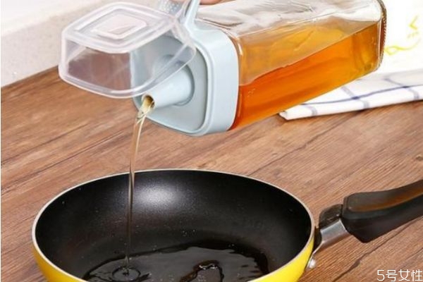 炒菜怎樣防止油鍋起火 炒菜防止油鍋起火的方法 炒菜怎樣防止油鍋起火 炒菜防止油鍋起火的方法