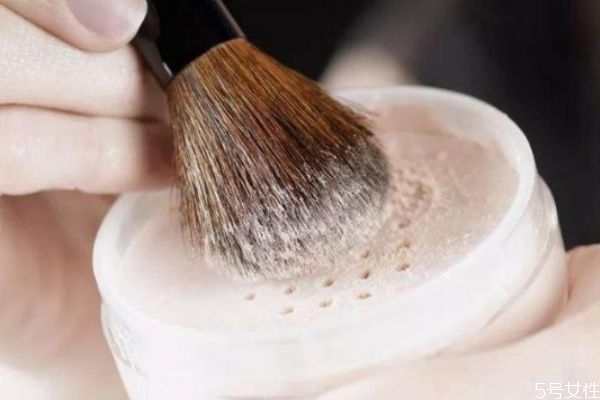 散粉需要全臉用嗎 散粉可以晚上用嗎 散粉需要全臉用嗎 散粉可以晚上用嗎