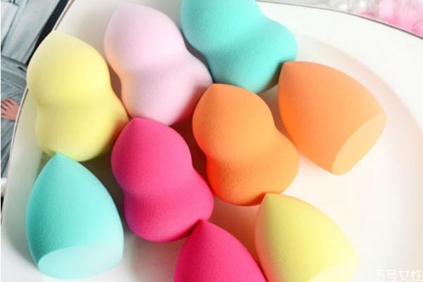 美妝蛋發(fā)霉了怎么去掉 發(fā)霉的美妝蛋剪了還能用嗎 美妝蛋發(fā)霉了怎么去掉 發(fā)霉的美妝蛋剪了還能用嗎