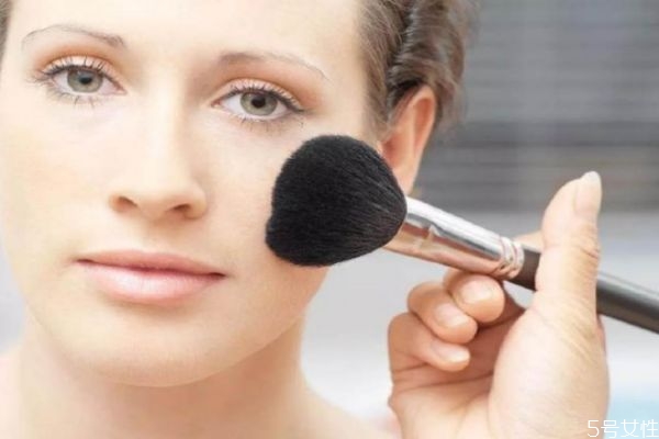 散粉需要全臉用嗎 散粉可以晚上用嗎 散粉需要全臉用嗎 散粉可以晚上用嗎