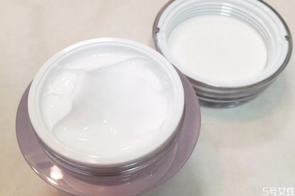 粉底液能和素顏霜一起用嗎 粉底液能和素顏霜混合嗎 粉底液能和素顏霜一起用嗎 粉底液能和素顏霜混合嗎