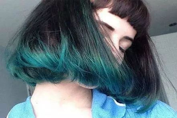 燙發(fā)藥水掉到頭皮上有害嗎 燙發(fā)藥水掉到頭皮上有事嗎 燙發(fā)藥水掉到頭皮上有害嗎 燙發(fā)藥水掉到頭皮上有事嗎