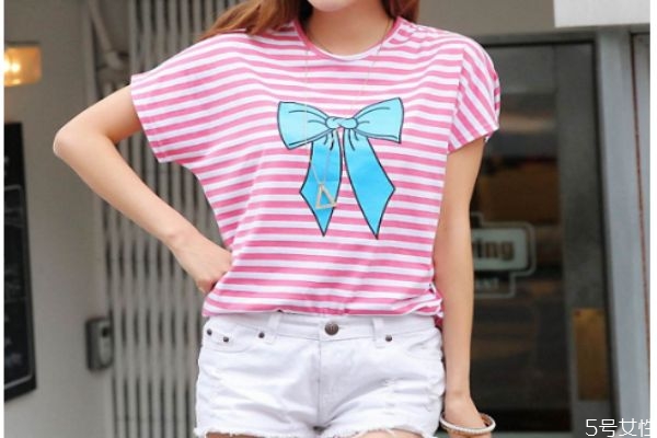 粉色短袖應(yīng)該怎么搭配 粉色短袖的搭配方法 粉色短袖應(yīng)該怎么搭配 粉色短袖的搭配方法