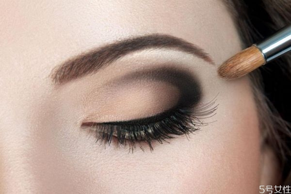 畫眼影的時(shí)候要注意什么 畫眼影的時(shí)候要注意什么