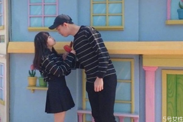 他愛(ài)你和玩你的表現(xiàn) 如何區(qū)分男人愛(ài)你還是玩你的