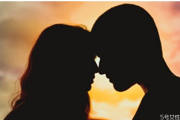 他愛(ài)你和玩你的表現(xiàn) 如何區(qū)分男人愛(ài)你還是玩你的