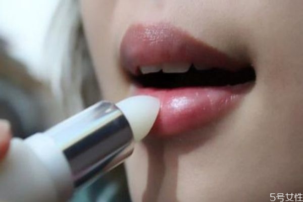 嘴唇顏色暗怎樣改善 嘴唇黑怎樣變回紅潤(rùn)