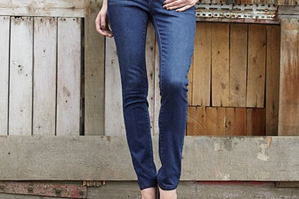 窄腳牛仔褲怎么搭配上衣 窄腳牛仔褲搭配上衣的方法 窄腳牛仔褲怎么搭配上衣 窄腳牛仔褲搭配上衣的方法