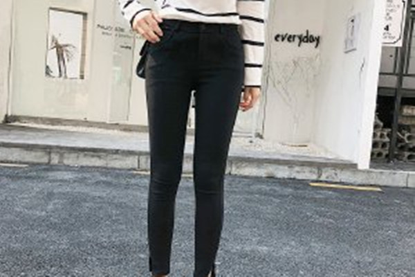 窄腳牛仔褲怎么搭配上衣 窄腳牛仔褲搭配上衣的方法 窄腳牛仔褲怎么搭配上衣 窄腳牛仔褲搭配上衣的方法