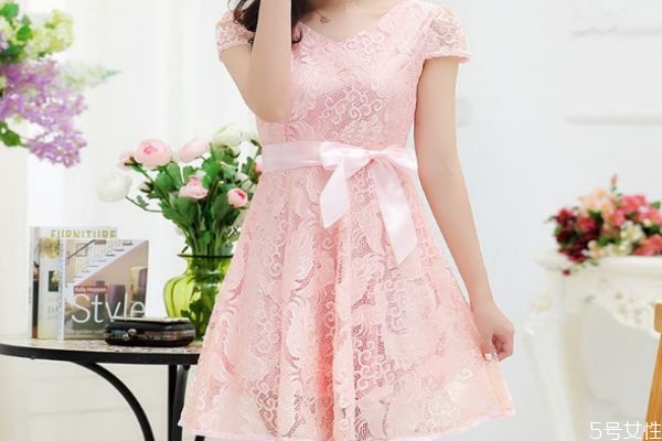 蕾絲裙應(yīng)該怎么洗 清洗蕾絲裙的方法 蕾絲裙應(yīng)該怎么洗 清洗蕾絲裙的方法