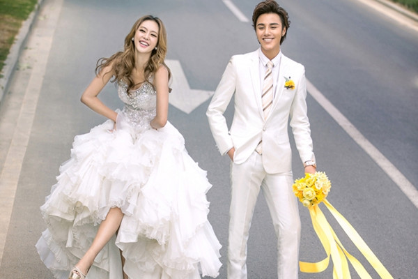 手臂粗適合穿什么婚紗 手臂粗選什么樣的婚紗 手臂粗適合穿什么婚紗 手臂粗選什么樣的婚紗